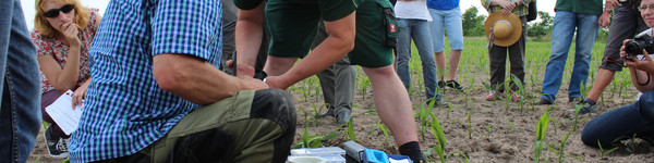 Dietmar Näser mit Teilnehmern des ersten Feldtages ©Landkreis Havelland