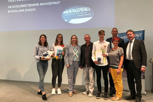 Die havelländische Bildungsdezernentin Elke Nermerich (3.v.l.) beim IHK-Schülerwettbewerb „#nachgefragt".