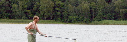 Mit einem Probennahmestab werden Wasserproben aus den untersuchten Gewässern entnommen.