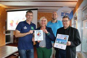 Jörg Wartenberg, Nicole Oetzmann, Martin Skowronek und Wolfgang Gall (von links) präsentieren das Gütesiegel Kinderschutz.