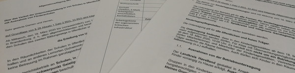 Das Bild zeigt die zwei neuen Allgemeinverfügungen des Landkreises Havelland auf einem Tisch liegend.