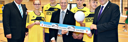 Landrat Roger Lewandowski, Bürgermeister der Stadt Nauen, Detlef Fleischmann und Schulleiter Eckhard Vierjahn (v.l.) mit Schülerinnen und Schülern des Oberstufenzentrums Nauen kurz vor dem Volleyballturnier