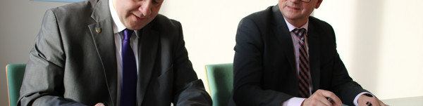 Landrat Roger Lewandowski und Mathias Köhler, Geschäftsführer von Havelbus, unterzeichnen die Unterstützungserklärung zum Maerker, ©Landkreis Havelland