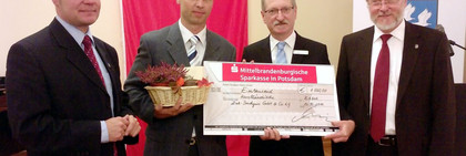 Landrat Dr. Burkhard Schröder, Jürgen Tschirch von der MBS, HZD-Geschäftsführer Andreas Hüttl und Wirtschaftsdezernent Andreas Ernst (v.re.)