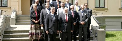 Im Anschluss an die Dienstberatung kamen die Teilnehmer zu einem gemeinsamen Erinnerungsfoto vor dem Schloss Ribbeck zusammen (vorn: Bezirksbürgermeister Helmut Kleebank und Landrat Dr. Burkhard Schröder).