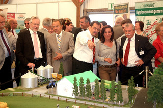 Bei einem Rundgang ließen sich die Gäste von den Landwirten und Verbänden die Leistungsfähigkeit der brandenburgischen Landwirtschaft demonstrieren.