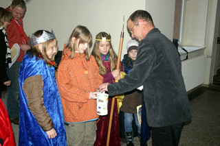 In Vertretung für Landrat Dr. Burkhard Schröder begrüßte der Beigeordnete Jürgen Goulbier die Sternsinger im Kreishaus Rathenow und leistete dabei auch eine Spende.