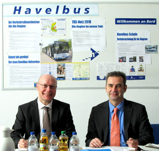 Dezernent Andreas Ernst für den Landkreis Havelland und Fachbereichsleiter André Köppen für den Landkreis Potsdam-Mittelmark unterzeichneten die Absichtserklärung zu Havelbus.