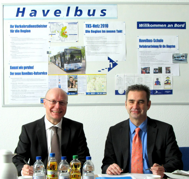 Dezernent Andreas Ernst für den Landkreis Havelland und Fachbereichsleiter André Köppen für den Landkreis Potsdam-Mittelmark unterzeichneten die Absichtserklärung zu Havelbus.