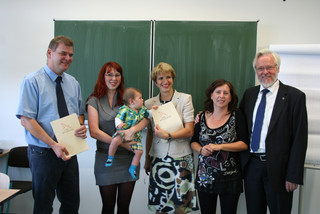 Übergabe der Fördermittelbescheide im Oberstufenzentrum (OSZ) Havelland an die Rathenower Kita "Kindermund" und die Wustermarker Kita "Sonnenschein" v.L.: Wustermarks Bürgermeister Holger Schreiber, Veronika Mattetat, Vorsitzende des Fördervereins der Kita "Kindermund" mit Kind, Ministerin Münch, Julia Walter, Leiterin der Kita "Kindermund", und Landrat Dr. Schröder.