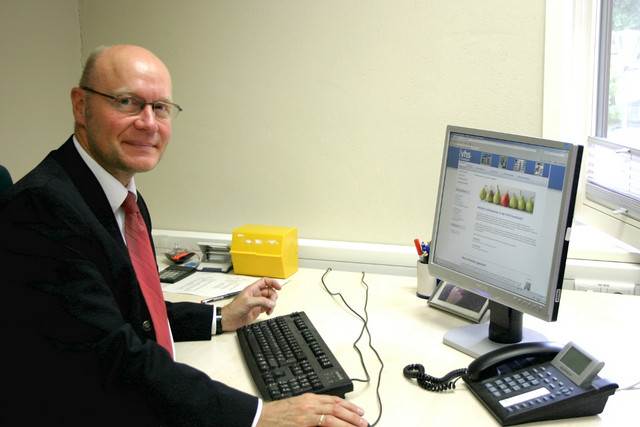 Dezernent Andreas Ernst arbeitet zum ersten Mal an der neuen Internetseite der Volkshochschule Havelland.