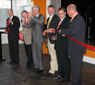 Beim Durchtrennen des Bandes v.r.: Eckhard Vierjahn, Leiter des OSZ Havelland, das Architektenteam Galandi und Schirmer, Minister Rupprecht, Landrat Dr. Schröder, Schuldezernent Roger Lewandowski.