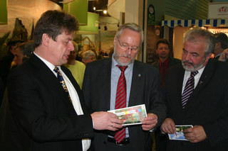 Am Stand des Optikparsk Rathenow erhielt Landrat Dr. Burkhard Schröder von Optikpark-Geschäftsführer Hans-Jürgen Lemle und Rathenows Bürgermeister Ronald Seeger den aktuellen Veranstaltungsplan überrreicht.