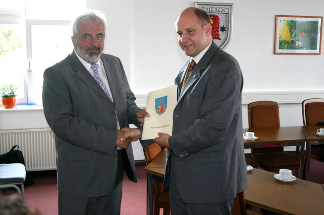 Roger Lewandowski (re.), Erster Beigeordneter der Kreisverwaltung Havelland, überreicht dem Rathenower Bürgermeister Ronald Seeger die Förderbescheide aus dem Schulkleininvestitionsprogramm.