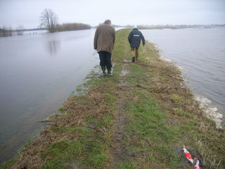Der Deich am Mühlenrhin, kurz vor der gebrochenen <br />Stelle. Auch hier droht das Überfließen.