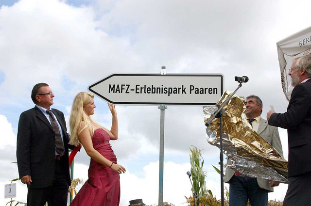 Enthüllung des Namensschildes durch den Landrat des Landkreises Havelland, Dr. Burkhard Schröder, mit Kreisbauernpräsident Udo Folgart, Ina-Marie Bölke, der frisch gekürten Havelländer Erntekönigin und dem Amtsdirektor des Ländchens Rhinow, Gerd Jendretzky (v.r.).