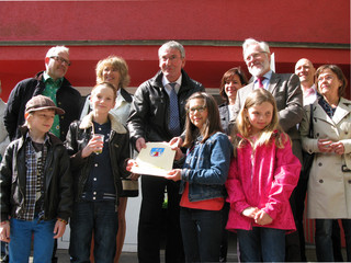 Übergabe des Zuwendungsbescheides. Zweite Reihe ab 2.v.l.: Schulleiterin Regina Beyer, Bürgermeister Heiko Müller, Landrat Dr. Burkhard Schröder.