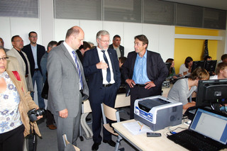 Landrat Dr. Burkhard Schröder (Mi.) mit dem Ersten Beigeordneten Roger Lewandowski (li.) und dem SPD-Fraktionschef im Brandenburger Landtag Günter Baaske (re.) bei einem Rundgang durch die neuen Räume.