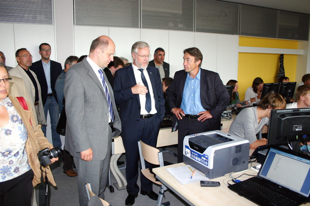 Landrat Dr. Burkhard Schröder (Mi.) mit dem Ersten Beigeordneten Roger Lewandowski (li.) und dem SPD-Fraktionschef im Brandenburger Landtag Günter Baaske (re.) bei einem Rundgang durch die neuen Räume.