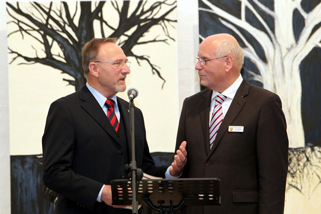 Der Vorsitzende des Kreistages Havelland Jürgen Bigalke (li.) und der Kreispräsident von Rendsburg-Eckernförde Lutz Clefsen eröffneten die Ausstellung.