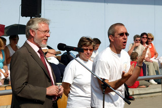 Landrat Dr. Burkhard Schröder eröffnete, unterstützt von Gebärdendolmetscher Fred Mitschke (re.), das Spiel- und Sportfest zum Tag der Menschen mit Behinderung im Landkreis Havelland.