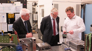 EBK Rathenower Feinguss GmbH & Co KG: Jens Krüger, ehemaliger Geschäftsführer, Landrat Dr. Burkhard Schröder, Geschäftsführer  Torsten Falke (v.l.)