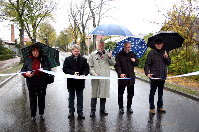 Landrat Dr. Burkhard Schröder (Mi.), Bauunternehmer Ingo Friese (2.v.li.) und Bürgermeister Erhard Hesse (2.v.re.) gaben die fertig gestellte HVL 12 in Paulinenaue für den Straßenverkehr frei.