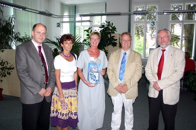 Landrat Dr. Burkhard Schröder, Nauens Bürgermeister Detlef Fleischmann, die Leiterin des Bürgerservicebüros Manuela Gittig, Marion Grigoleit und der Erste Beigeordnete Roger Lewandowski (v.re.) bei der Gratulation zum 10. Geburtstag des Bürgerservicebüros
