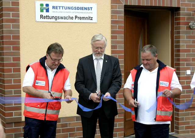 Jörg Grigoleit, Dr. Burkhard Schröder und der technische Einsatzleiter Andreas Büttner zerschnitten das obligatorische Band zur Eröffnung der neuen Rettungswache.