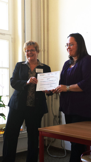 Die Geschäftsführerin des Netzwerkes Zukunft, Sigrid Günther, und Sandra Rosenberg von der Agentur für Arbeit überreichen den Preis in Höhe von 500 Euro für den Arbeitskreis Schule Wirtschaft Havelland.