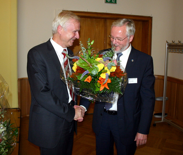 Zu den ersten Gratulanten, die Dr. Burkhard Schröder (re.) zu seiner Wiederwahl gratulierten, gehörte der Kreistagsabgeordnete und Generalsekretär der brandenburgischen CDU Dieter Dombrowski.