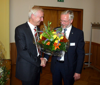 Zu den ersten Gratulanten, die Dr. Burkhard Schröder (re.) zu seiner Wiederwahl gratulierten, gehörte der Kreistagsabgeordnete und Generalsekretär der brandenburgischen CDU Dieter Dombrowski.