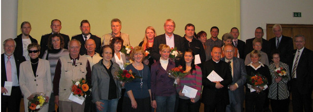 Vertreter der 19 Vereine, die gestern eine Spende der MBS entgegen genommen haben, mit dem Landrat des Landkreises Havelland, Dr. Burkhard Schröder (ganz links), dem MBS-Marktdirektor Havelland, Matthias Kremer (ganz rechts), und dem MBS-Vorstandsmitglied Andreas Fellmann (zweiter von rechts).