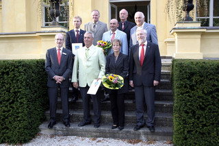 Landrat Dr. Burkhard Schröder (v.re.) und MBS-Marktdirektor Jürgen Tschirch (v.li.) mit den Preisträgern des diesjährigen Wirtschaftsförderpreises des Landkreises Havelland.