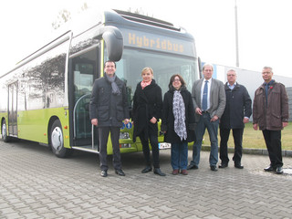 v.l.: Senol Tsakintsi, Key Account Manager ÖPNV der MAN Truck & Bus Deutschland GmbH, vom Landkreis Havelland die Klimaschutzbeauftragte Johanna Hornig und die Leiterin des Umweltamtes, Christine Fliegner, das Mitglied des Aufsichtsrates der Havelbus Verkehrsgesellschaft, Udo Appenzeller, der amtierende Geschäftsführer der Havelbus Verkehrsgesellschaft, Hans-Peter Kumrow, Leiter Technik der Havelbus Verkehrsgesellschaft mbH