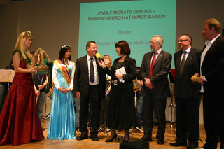 Auf der Antenne-Brandenburg-Bühne wurde der "Staffelstab" des Havelländer Erntefestes von Rhinow an Stölln weitergegeben. V.li.n.re.: Erntekönigin Ina-Marie Böhlke, Ketziner Fischerkönigin Fanni Eichmann, Ketzins Bürgermeister Bernd Lück, Antenne Brandenburg-Moderatorin Martina Ringel, Landrat Dr. Burkhard Schröder, Rhinows Amtsdirektor Gerd Jendretzky und Moderator Carsten Gohlke.