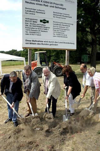Kreistagsabgeordneter Halvor Adrian, Bürgermeister Holger Schreiber, Landrat Dr. Burkhard Schröder, Hannelore Watzke vom Landesbetrieb für Straßenwesen, Kreisbaubeigeordneter Jürgen Goulbier und die Kreistagsabgeordnete Manuela Vollbrecht (v.li.n.re.) vollzogen den ersten Spatenstich für den Radwegebau in Priort.