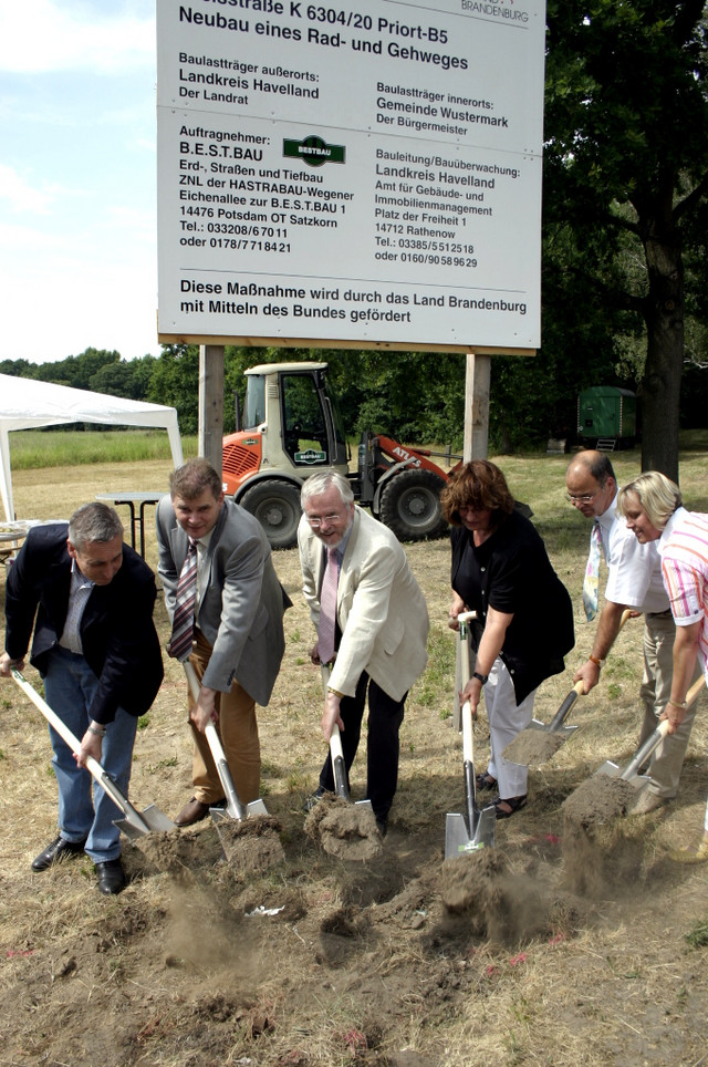Kreistagsabgeordneter Halvor Adrian, Bürgermeister Holger Schreiber, Landrat Dr. Burkhard Schröder, Hannelore Watzke vom Landesbetrieb für Straßenwesen, Kreisbaubeigeordneter Jürgen Goulbier und die Kreistagsabgeordnete Manuela Vollbrecht (v.li.n.re.) vollzogen den ersten Spatenstich für den Radwegebau in Priort.