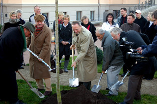 Landrat Dr. Burkhard Schröder, Werner Bader, der Kreistagsvorsitzender Jürgen Bigalke, Dr. Hans-Ulrich Bieler und Friedrich-Carl von Ribbeck, Nachfahre des berühmten "Herrn von Ribbeck" (v.re.) beim Pflanzen des letzten Birnbaums