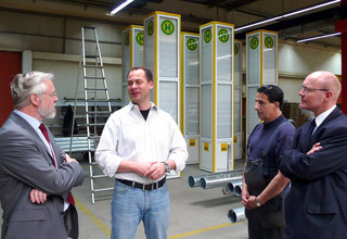 Landrat Dr. Burkhard Schröder und Dezernent Andreas Ernst (re.) wurden von Werkleiter Sebastian Lewerenz (2.v.li.) in Zachow bei "Semperlux" begrüßt.