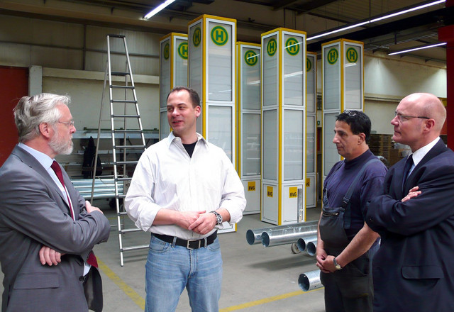 Landrat Dr. Burkhard Schröder und Dezernent Andreas Ernst (re.) wurden von Werkleiter Sebastian Lewerenz (2.v.li.) in Zachow bei "Semperlux" begrüßt.