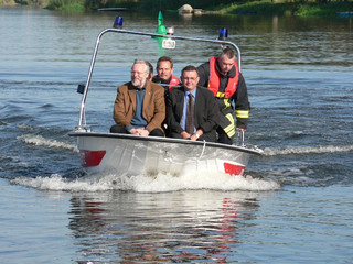 Landrat Schröder, Amtsdirektor Jendretzky und Brandmeister Mirschel (h.) testen das neue SwissCat 24