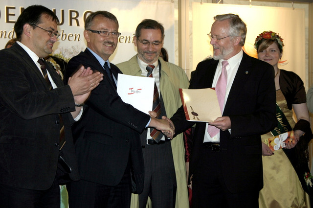 Dr. Burkhard Schröder (re.) überreicht Dr. Gerd Lehmann (2. v. li.) im Beisein von Ministerpräsident Matthias Platzeck und Minister Jörg Vogelsänger die Abtretungsurkunde für Geschäftsanteile an der MAFZ GmbH.