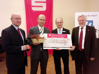 Landrat Dr. Burkhard Schröder, Jürgen Tschirch von der MBS, HZD-Geschäftsführer Andreas Hüttl und Wirtschaftsdezernent Andreas Ernst (v.re.)