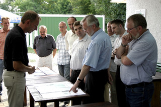 Landrat Dr. Burkhard Schröder informierte sich beim Vereinsvorsitzenden Harald Klos (li.) über die Bauvorhaben und Fortschritte auf dem Sportplatz des SV Grün-Weiß Brieselang.