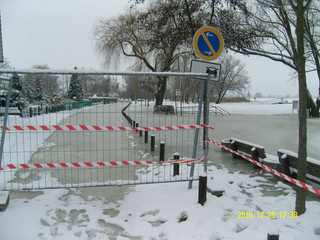 Die Uferpromenade in Semlin wurde bereits wegen der hohen Wasserstände gesperrt.