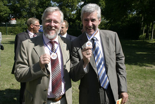 Für ihr sportliches Engagement (beim Tauziehen) erhielten Landrat Dr. Burkhard Schröder und Minister Holger Rupprecht die gleichen Medaillen wie die kleinen Sportler bei der Vorschul-Olympiade