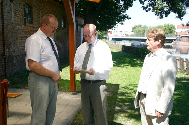 Andreas Ernst (Mitte) überreicht im Beisein des stellvertretenden Bürgermeister der Stadt Rathenow Hans-Jürgen Lemle (re.) den Förderbescheid an Klaus Sommerfeld, Vorsitzender des Rathenower Ruder Club Wiking.