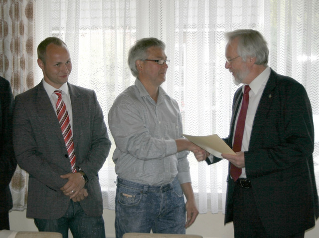 Landrat Dr. Burkhard Schröder überreicht dem Vorsitzenden des SV Eintracht Vieritz, Holger Marks, im Beisein des Bürgermeisters von Milower Land Felix Menzel den Förderbescheid (v.re.).