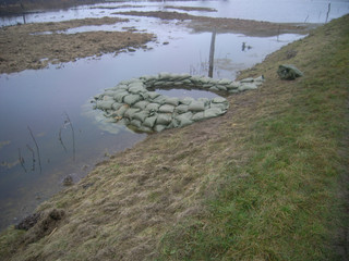 Mit Sandsäcken werden besonders gefährdete <br />Stellen abgesichert.